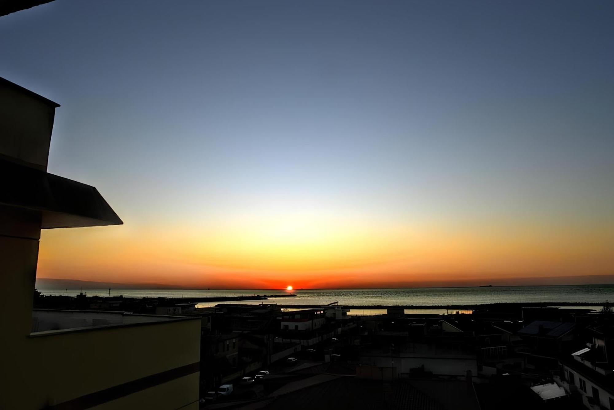 Апартаменты Vuel Sea View House -10 Minutes From The Airport Фьюмичино Экстерьер фото